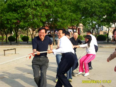 拔河现场