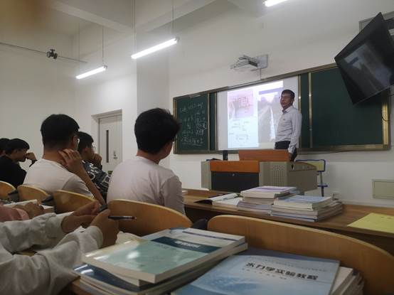 说明: E:\水利水电工程教研室\教研活动\2021-2022学年第一学期\2021.8.30 集体听课、评课\集体评课照片\2021.8.30\QQ图片20210830163356.jpg