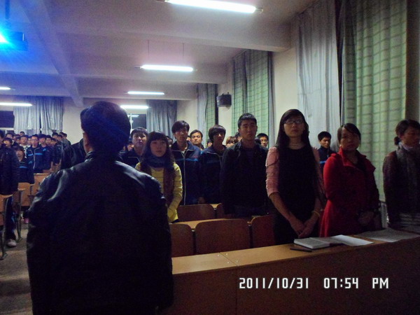 全体起立,奏《国歌》